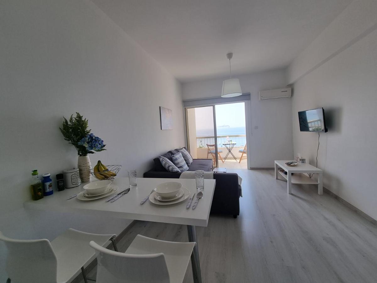 Super Modern Beachfront 1 Bedroom - Sleeps 4 Limassol Ngoại thất bức ảnh