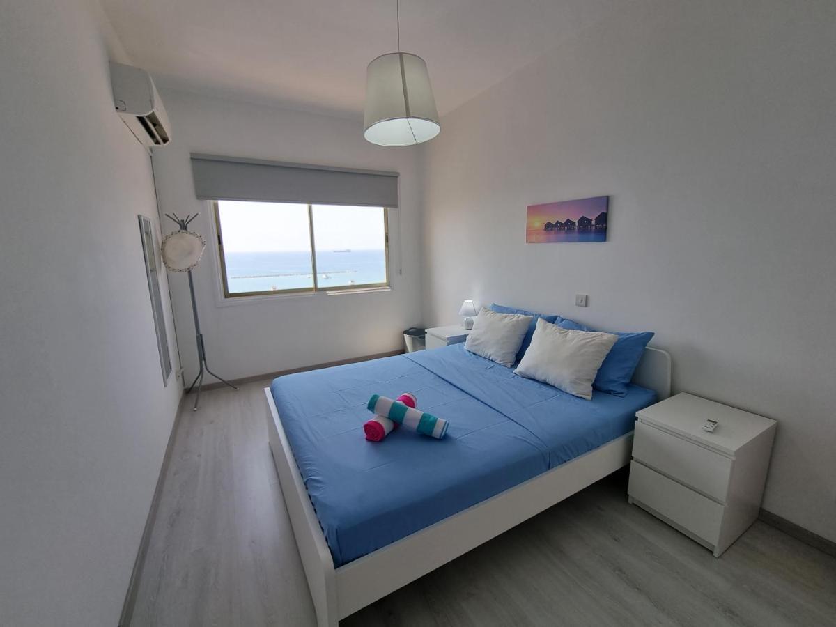Super Modern Beachfront 1 Bedroom - Sleeps 4 Limassol Ngoại thất bức ảnh