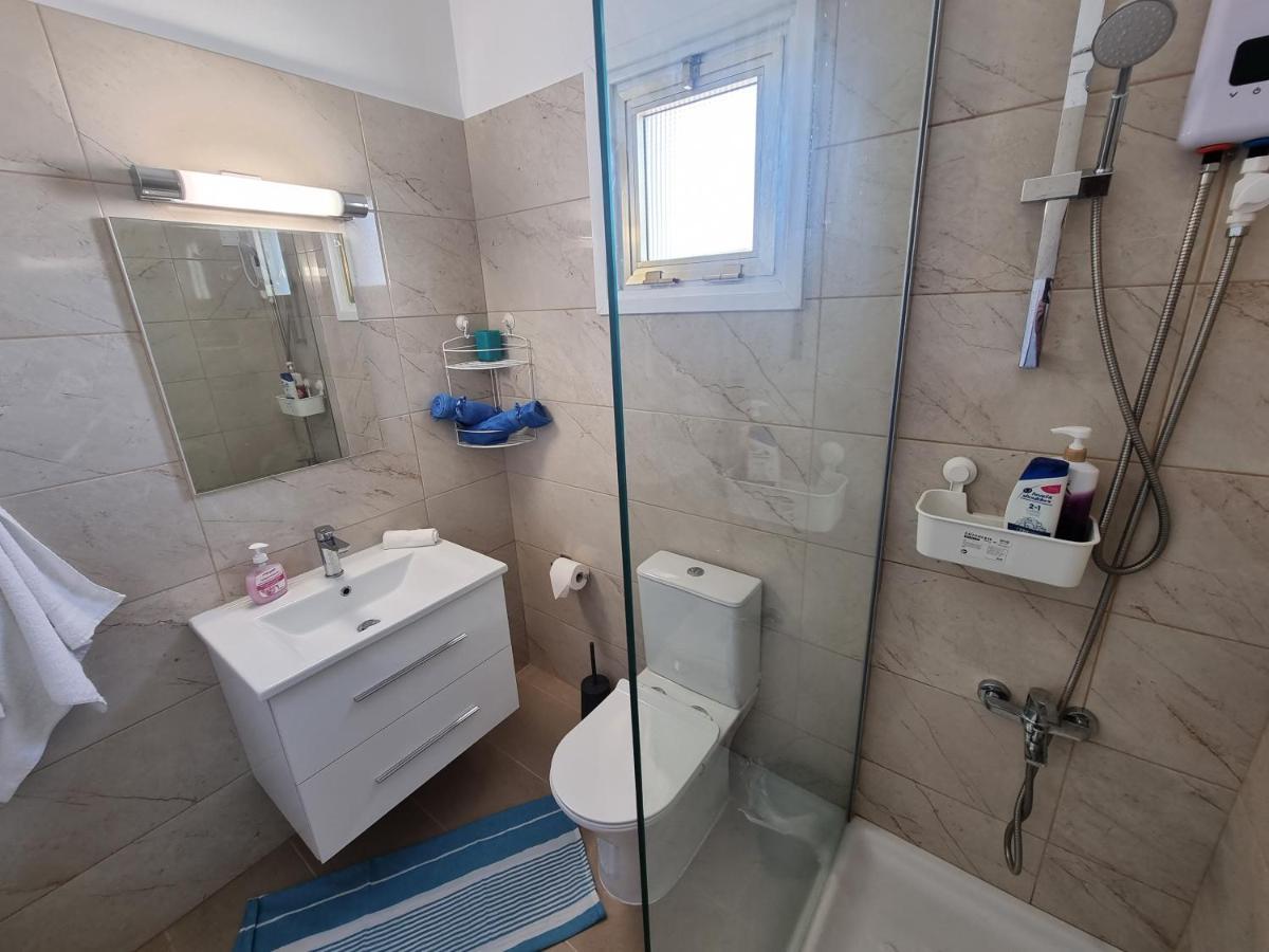 Super Modern Beachfront 1 Bedroom - Sleeps 4 Limassol Ngoại thất bức ảnh