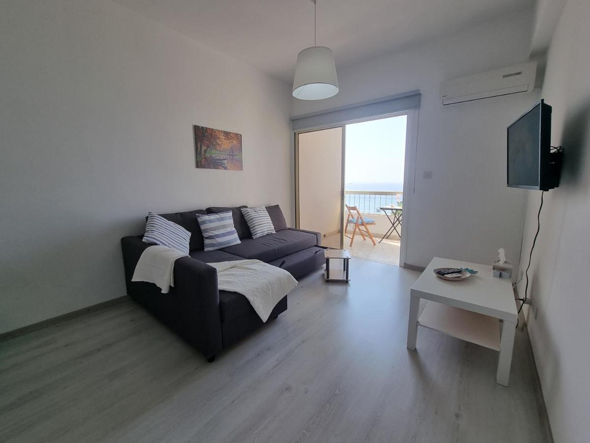 Super Modern Beachfront 1 Bedroom - Sleeps 4 Limassol Ngoại thất bức ảnh